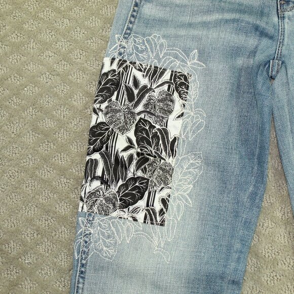 White House Black Market Women's Size 00 Straight Crop Floral Patch Embroidered - Picture 3 of 7